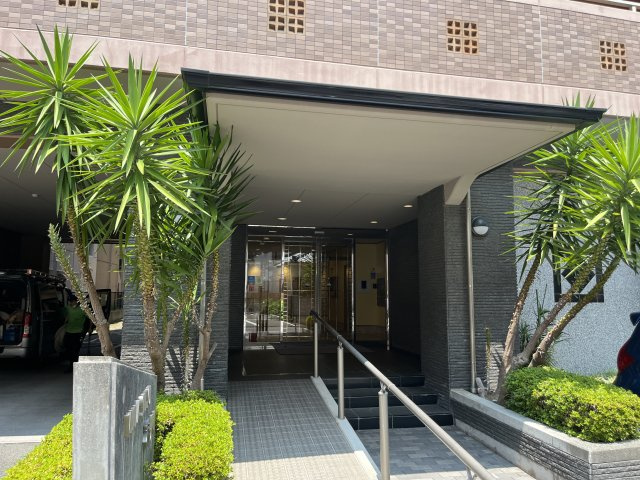 手入れの行き届いた植栽が彩るエントランス。緑に癒される、心地よい住まいです。