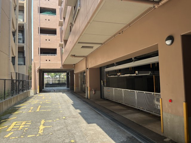 敷地内駐車場付きで、お車へのアクセスもスムーズ。毎日の暮らしに便利な住環境です。