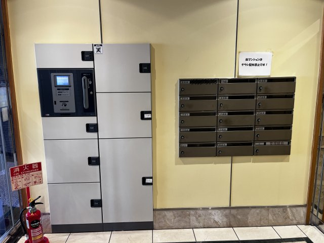 宅配ボックス完備で、不在時の荷物受け取りも安心。忙しい毎日に便利さと快適さをプラスする設備です。
