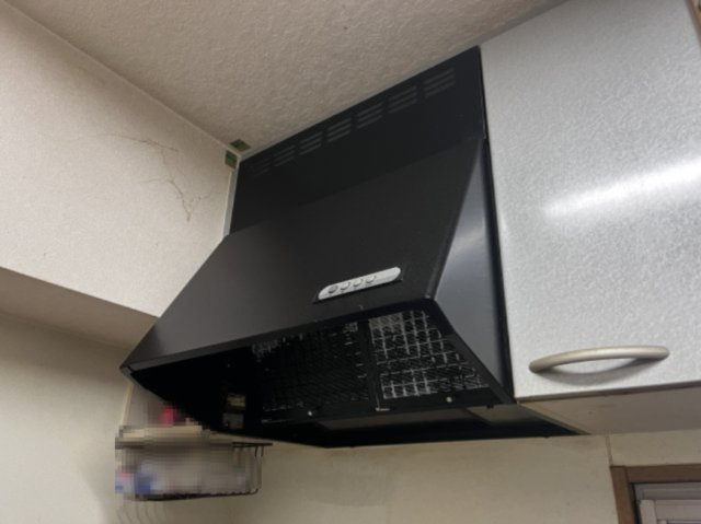キッチンを清潔で快適に保つ、使い勝手の良い換気扇を備えています。