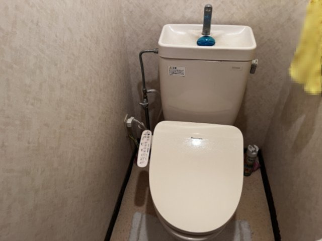 温水洗浄便座付きで、毎日快適。清潔で心地よいトイレ空間が暮らしの質を高めます。