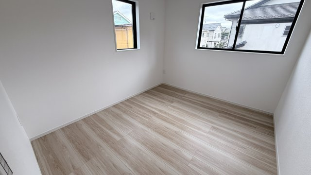 洋室は窓があり、明るく開放的な印象。収納も備えた便利な空間で、使い勝手の良い設計です。