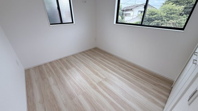 未就学のお子様の成長に合わせて使える広々洋室。落ち着いた空間で集中力が高まるかも！
