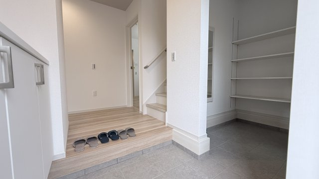 収納たっぷりの玄関で、靴やお出かけ用品をすっきり整理。いつでも気持ちの良い空間を保てます。