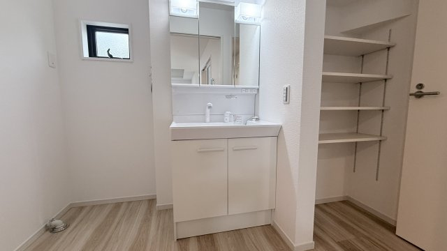 脱衣所近くの収納はすごく便利です♪タオル・パジャマなど様々なものが置けてわざわざ部屋まで取りに行く必要がなくなりますね!!