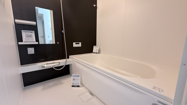 一日の疲れを癒すゆったり一坪タイプの浴室。浴室乾燥機付きで雨の日も快適。家族みんなが心地よく使えるバスルームです。