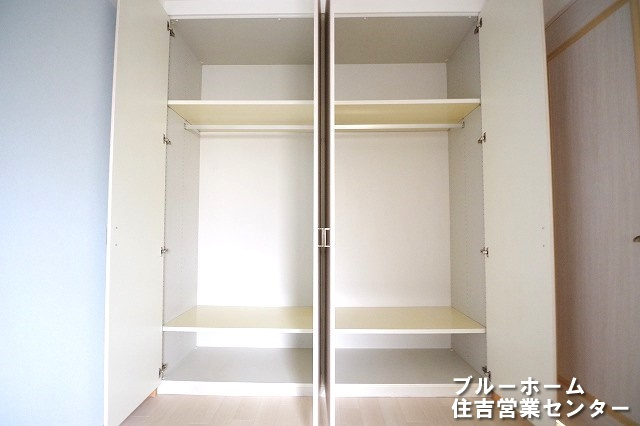 5.5帖のお部屋にある収納です。