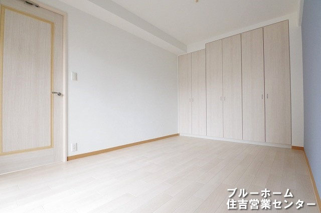 7帖の洋室です。寝室にいかがですか？バルコニーに面しています。