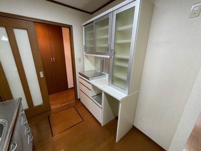 備え付けのカップボードがございます。