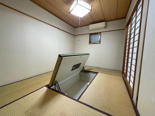 1階和室　床下収納庫があります。