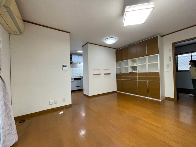備え付けの棚がございます。