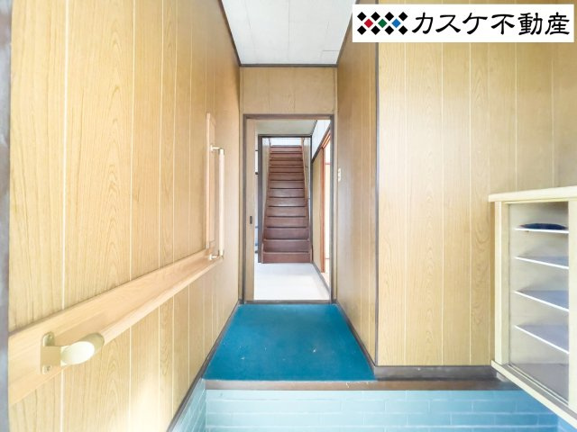 手すりとシューズ収納があります