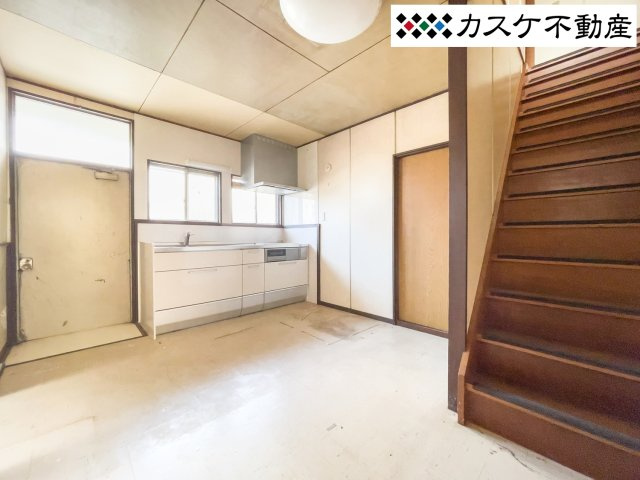 ダイニングキッチンから洗面・浴室、和室、2Fへいけます