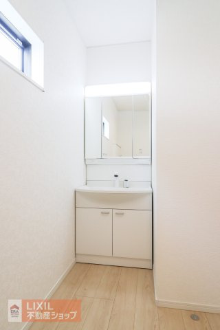 【洗髪洗面化粧台】現地完成写真。ご家族分もたっぷり収納できます！