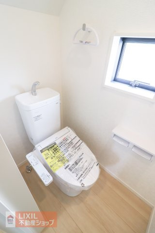 【トイレ】現地完成写真。温水洗浄暖房便座付き。
