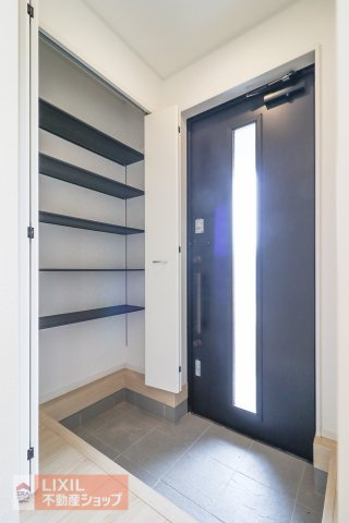 【玄関】現地完成写真。ゆったりと明るい玄関がご家族や来客をお出迎え。