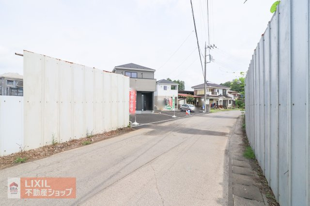 【前面道路】現地完成写真。道幅や駐車など、ご確認ください。