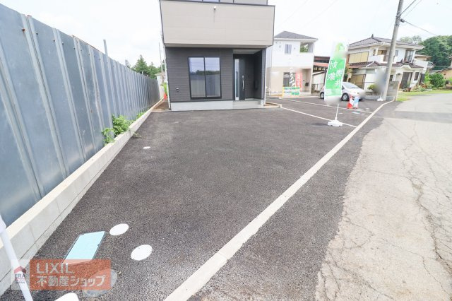 【駐車スペース】現地完成写真。ゆったりとした駐車スペースです。