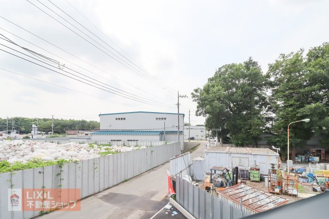 【建物からの眺望】現地完成写真。バルコニーからの景色。十分な間隔が確保されております。