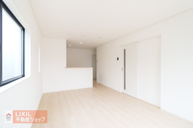 【リビングダイニング】現地完成写真。家族で過ごせるくつろぎの空間