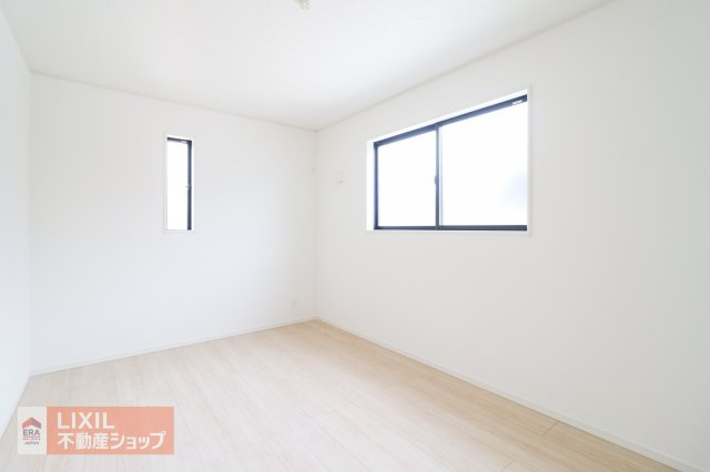 【寝室】現地完成写真。明るい採光の入る主寝室です。