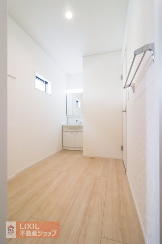 【脱衣所】現地完成写真。洗面脱衣所はゆったりとしたスペースで使いやすいです。