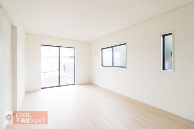 【リビング】現地完成写真。明るい日差しの入るリビングは家族団らんの場所♪