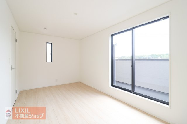 【洋室】現地完成写真。陽当たりや通風が心地よい洋室♪