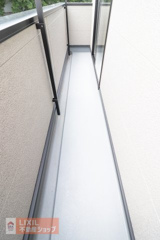 【バルコニー】現地完成写真。広々バルコニーでお布団や洗濯物がたくさん干せます♪