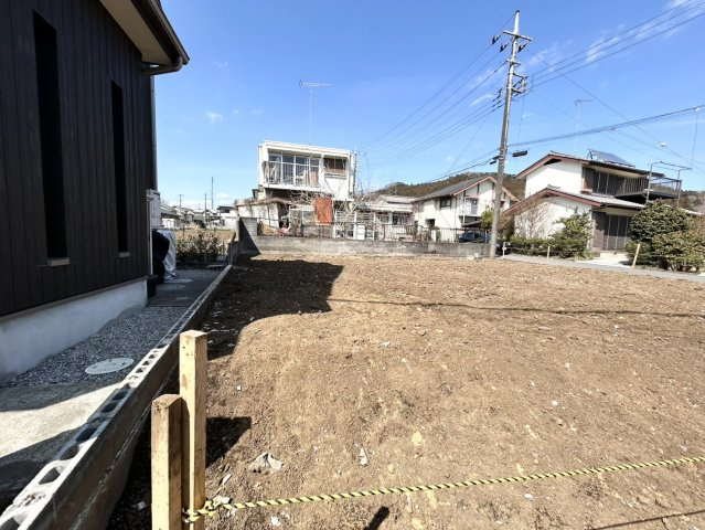 家を建てる場合、方位は要チェックです。現実的に日当たりのよい家ならばリビングは南側、建築基準法でも北側に当たる家への配慮は求められています。土地を見学に行く際は、方位磁針を持って行くようにしましょう。
