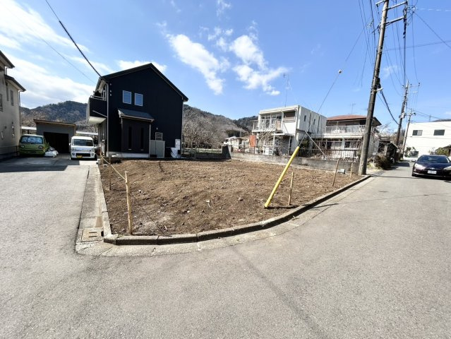 土地を買う際、住む地域の自治体や福祉の補助制度にも注目してみましょう。子供や老人の医療補助やゴミ出しのルールなど、自治体によってルールに大きな違いがあるため、暮らしやすい土地で判断するとよいでしょう。