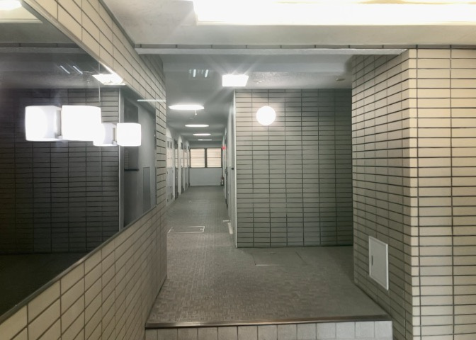 共有部分は、住民なら誰もが使える設備のこと。例えば駐車場やエレベーター、インターネット設備、セキュリティ設備などがあります。他にも、マンションの廊下・外部階段やエントランス・ゴミ置き場などがあります。
