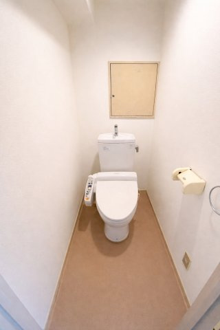 落ち着いた色調のトイレです