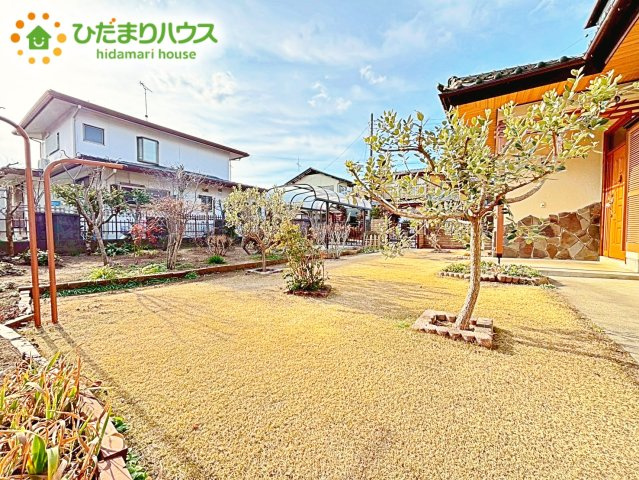 陽光たっぷり降りそそぐ庭を備えた理想のお住まいです。お子様の遊び場や趣味のガーデニングなど、ライフスタイルに合わせていろいろとお楽しみ頂けそうです。