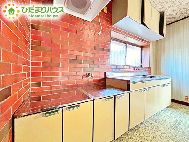 収納もたっぷり御座います。お食事の準備をしながらご家族との会話を楽しめます。キッチン近くに水回りも集中しているので、家事の動きがらくちんです
