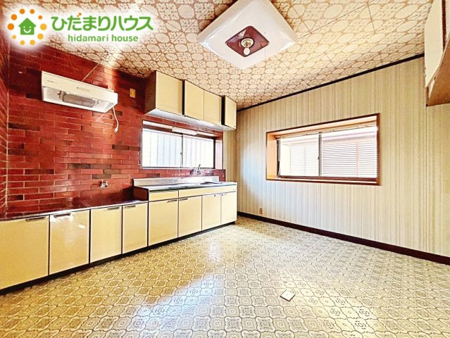 室内には豊かな陽光が注ぎ込み、爽やかな住空間を演出。ホームパーティーでもゲストと一緒に料理を楽しみながら楽しい時間を過ごせそう。