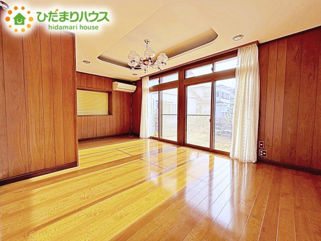 家族との大切な時間を多く過ごすダイニング。ゆったりとした広さのある空間で会話も弾みます♪大きい窓からは明るい日差しが差し込みます。