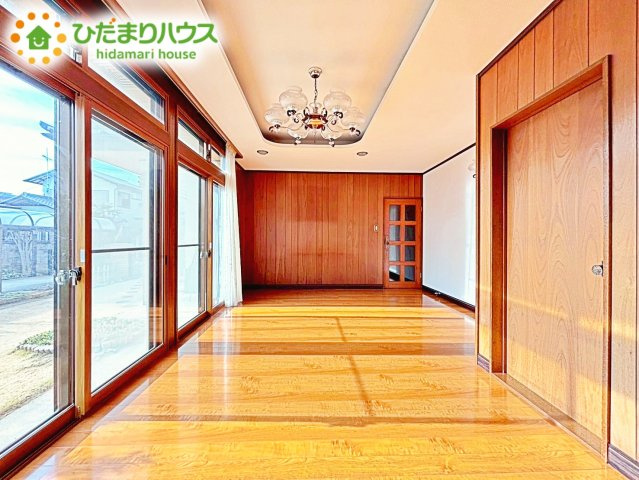 明るく開放的な空間が広がるダイニング