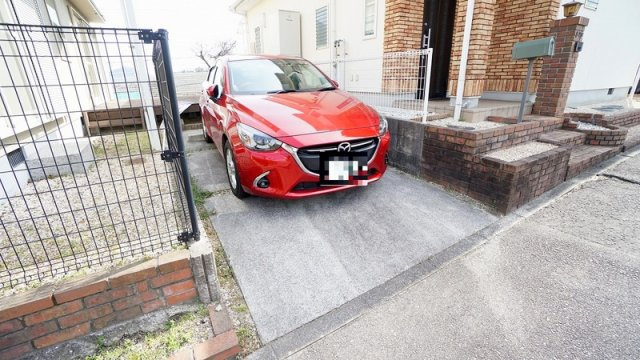 お家の北西側の駐車場（カースペース）　軽自動車から小型自動車の駐車に最適です