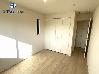 ●洋室●　ゲストルーム、書斎、趣味部屋、子供部屋など多用途に使用できる居室♪フローリングと白い壁紙のため家具や装飾のテイストを選ばないため、幅広く対応できます♪