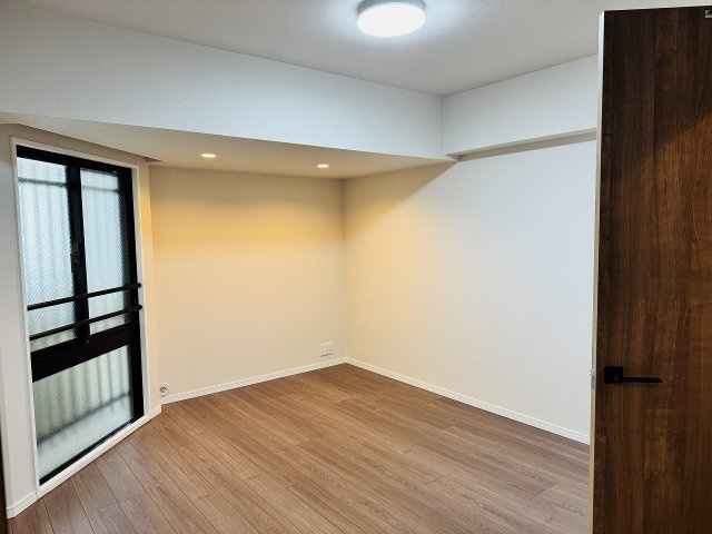 ～8.1帖の主寝室　ベッドなど大型家具のレイアウトもしやすい広さです～