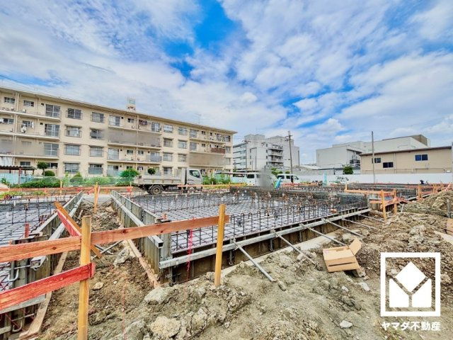 会員制スーパーの「COSTCO尼崎倉庫店」まで徒歩10分。現地は道路を挟んで「イオンスタイル尼崎店」、「ロピア尼崎島忠ホームズ店」が一列に立ち並ぶ利便性の高い立地で、日々のお買い物がスムーズになります