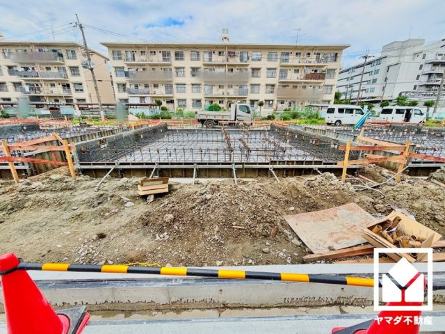 ブランコやすべり台、見通しが良くお子様を見守りやすい広場を備えた「高田市住子ども広場」まで徒歩1分（約66m）で、子育て世帯の方にもお勧めです。天気の良い日や隙間時間にも気軽に利用できる距離感です。