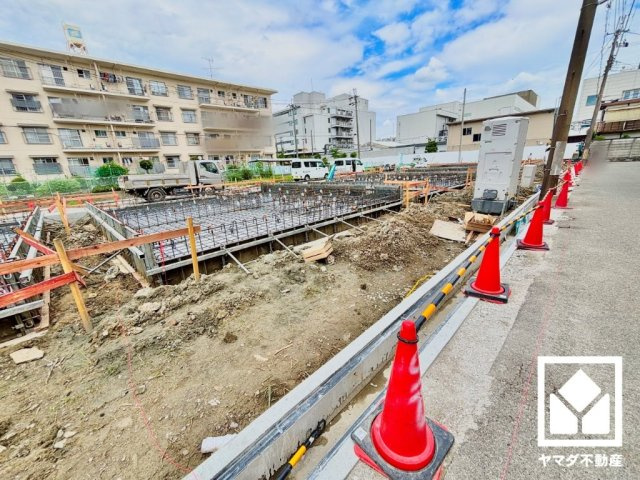 県道338号線まで約450m。名神高速道路の豊中ICまで一般道で約2.6km、阪神高速道路の豊中南出入口も約3.8kmと近く、各方面へのアクセスがスムーズ。快適なカーライフが叶います。