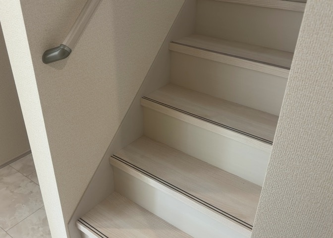 全居室フローリングと複層ガラスを採用した高品質な内装仕様です。断熱性や遮音性に優れ、年中快適な室内温度を維持します。設計・建設住宅性能評価付の新築住宅ならではの安心できる住生活を提供します。
