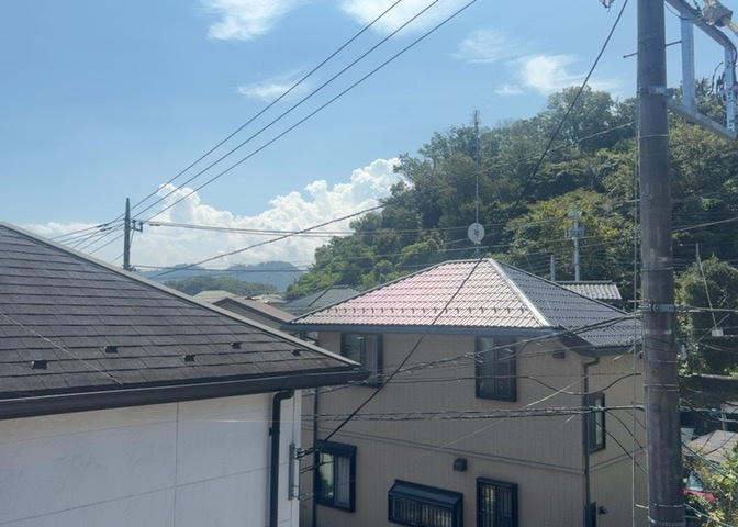 2階南面バルコニーからの眺望です。閑静な住宅街が広がり、前面に高い建物がないため開放感に満ちています。陽当りや風通しの良さも魅力で、季節の移ろいを感じながら快適にお過ごしいただける眺めです。