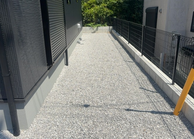 敷地53.46坪の広い敷地を活かしたお庭スペースをご用意。お子様の遊び場や家庭菜園、ガーデニングなど多目的に活用できます。隣地との距離も保てるため、陽当りや風通しの良さも確保された環境です。