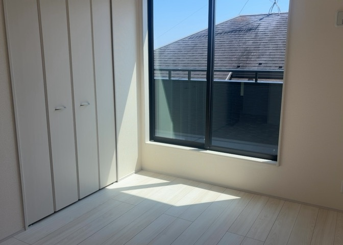 2階の7.0帖洋室は子供部屋にも適した空間です。南向きで日当たりが良く、全室南向きの間取り設計となっています。収納クローゼットを備えており、勉強机やベッドを配置してもゆとりのある広さです。