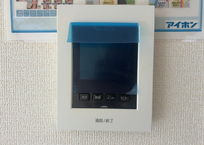 訪問者の顔を室内から一目で確認できるTVモニター付きインターホンを標準装備。不要なセールスへの対応も相手の姿を見ながら行えるため防犯性が高く、小さなお子様のお留守番時にも安心の設備となります。
