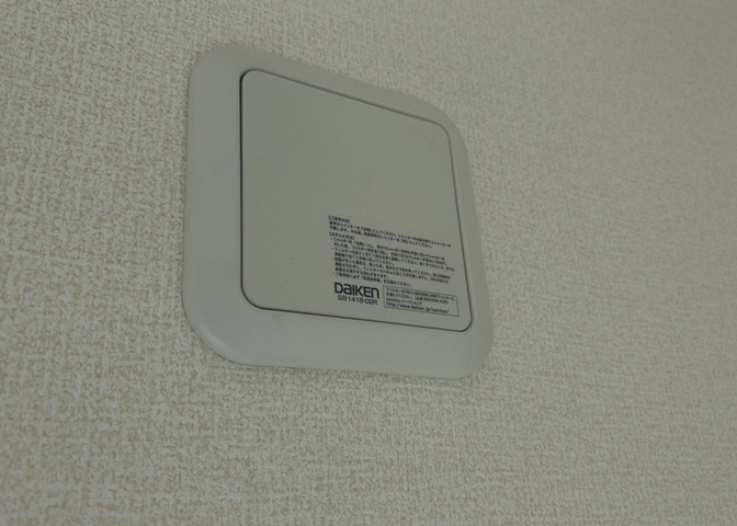 室内には24時間換気システムを導入し、常に新鮮な空気を循環させてクリーンな環境を保持。複層ガラスの断熱効果と相まって、冷暖房効率を高め省エネで経済的な暮らしをサポートする住まいとなっています。